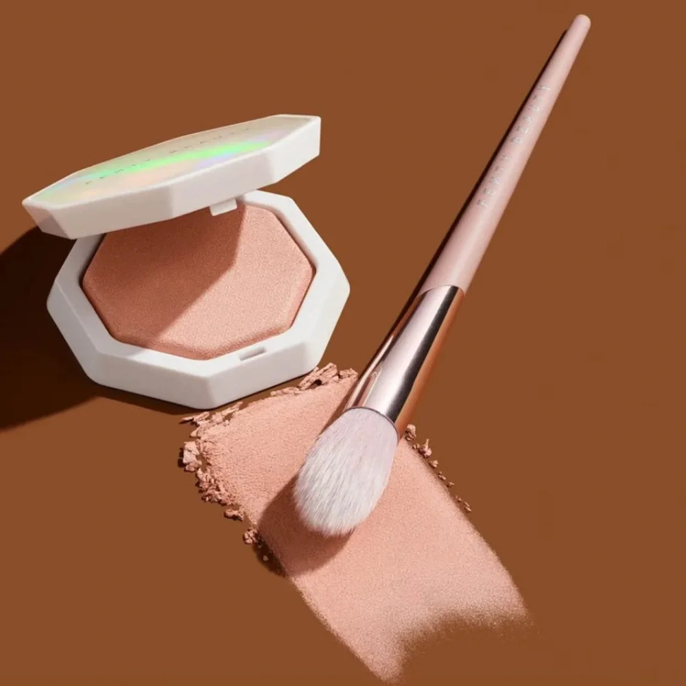 Fenty Beauty Highlighter Brush 135